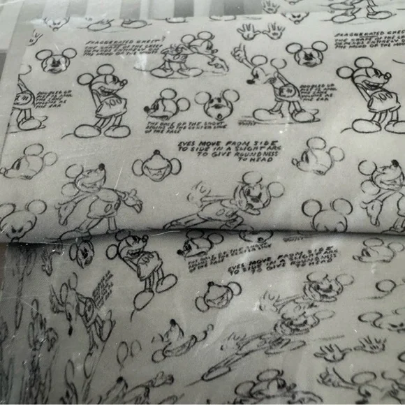 Disney QUEEN Sheet Set - Black and White NEW! - Picture 12 of 13